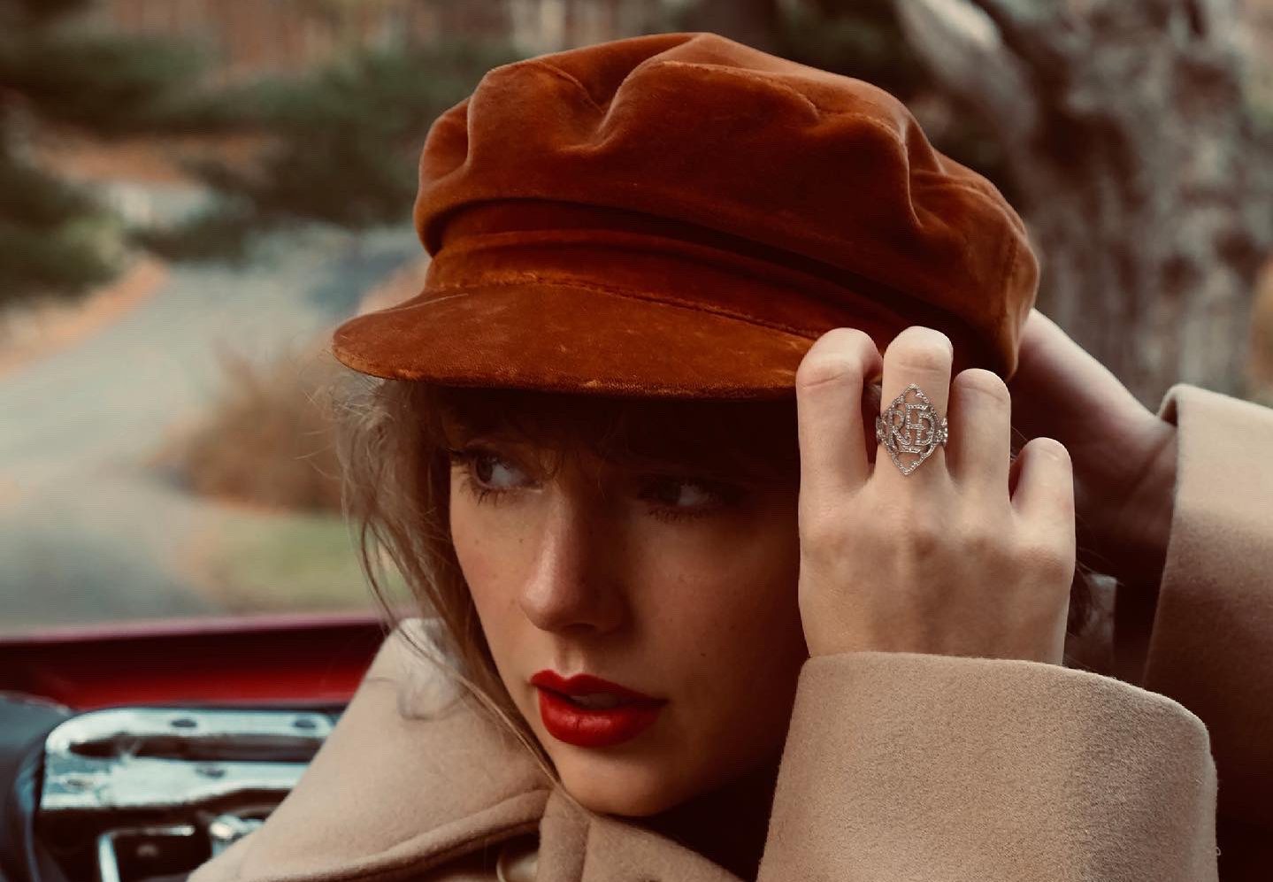 Capa do álbum “Red (Taylor’s Version). (Foto: Reprodução/Universal Music)
